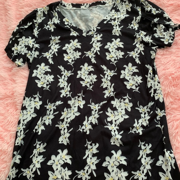 Cute short sleeve top never worn ! 🙃 - Picture 2 of 4